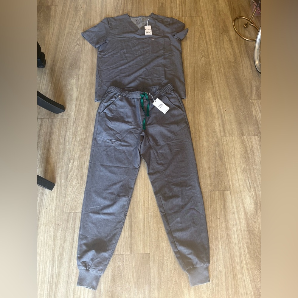 Figs set Leon 2 pocket scrub medical top tansen jogger Pants medium NWT gray